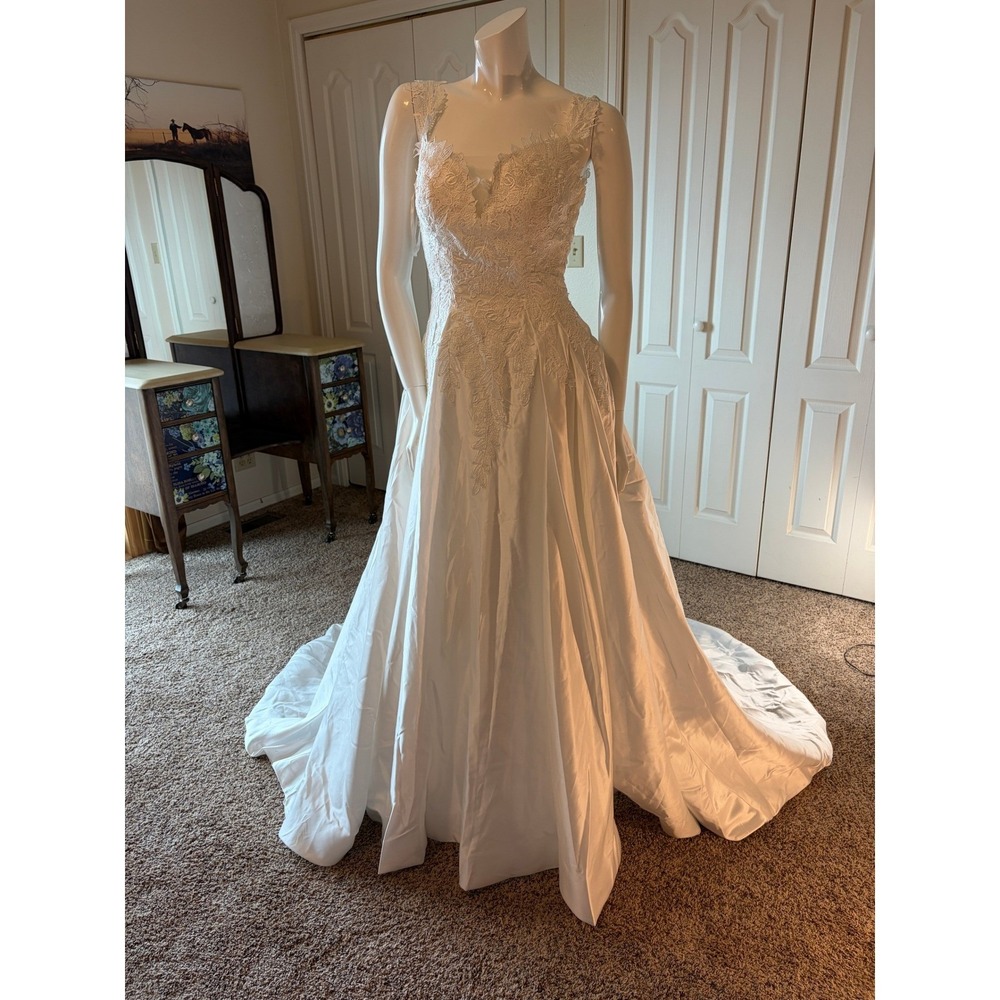 White Lace V‑Neck Bridal Gown – Flowing Skirt & Lace Straps – Size 2-6